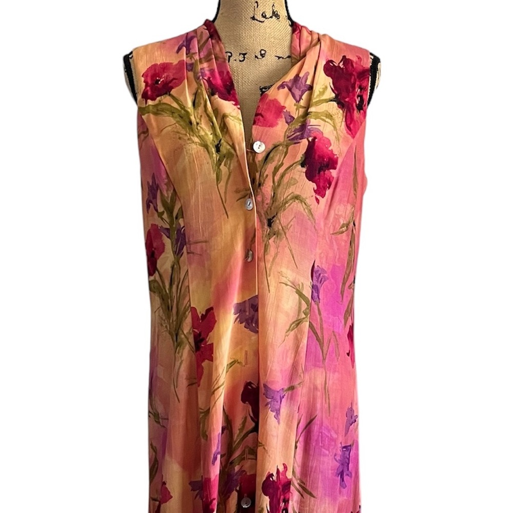 Beautiful tropical sundress with peekaboo back. In size 12 petite